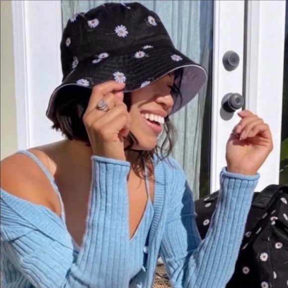 ALICE + OLIVIA DAISY PRINT REVERSIBLE BUCKET HAT - Picture 5 of 14